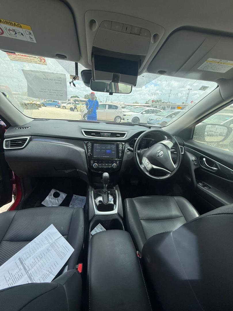 Nissan X-Trail side