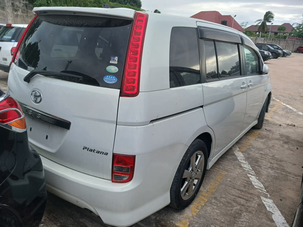 Toyota ISIS side
