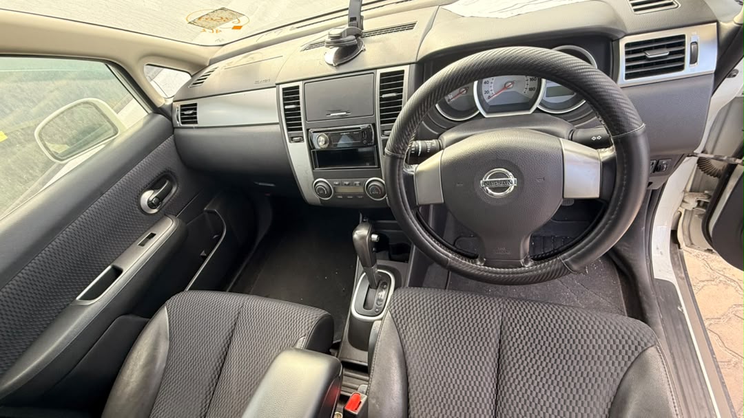 Nissan Tiida side